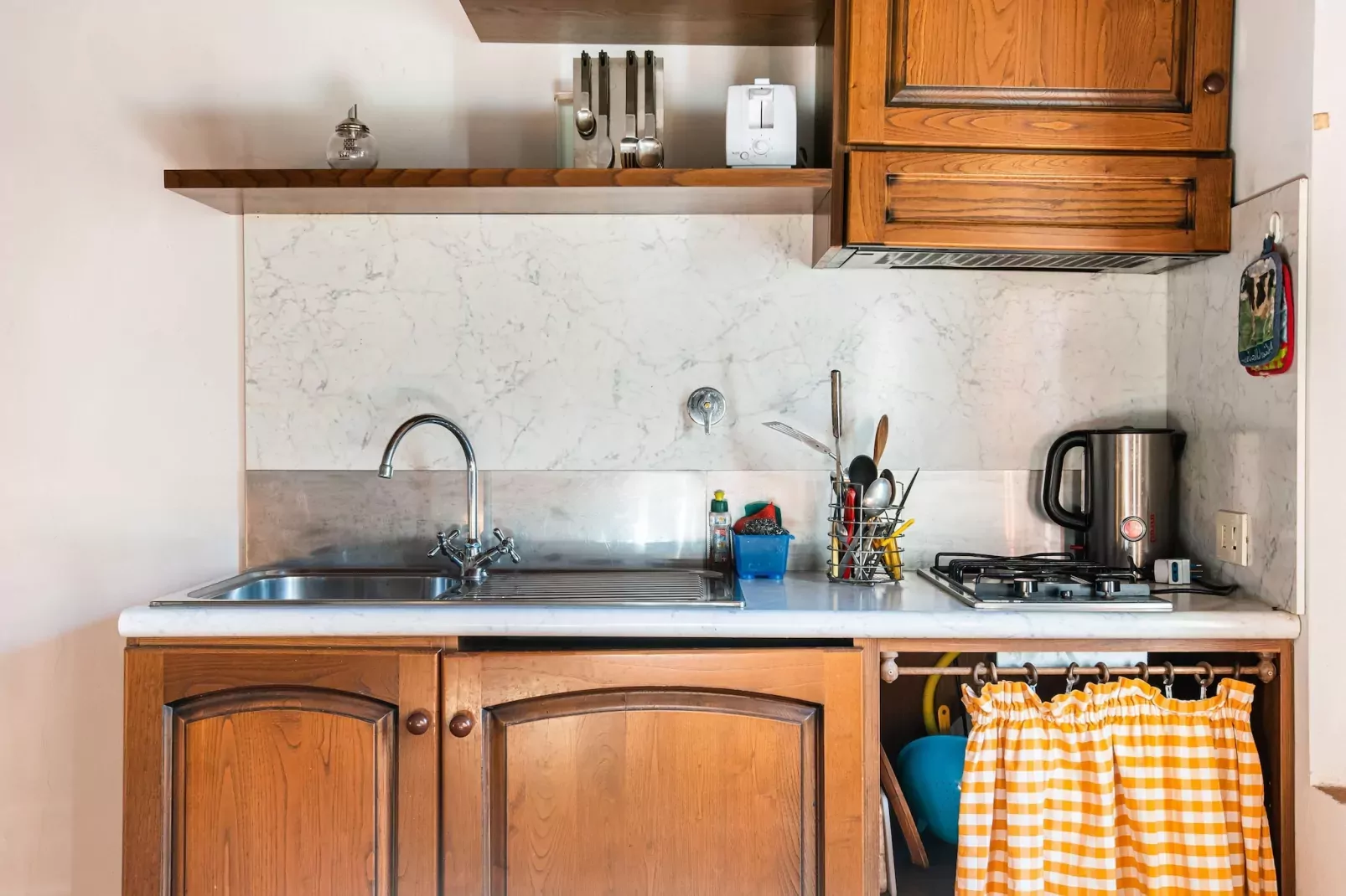Rosa-Kitchen