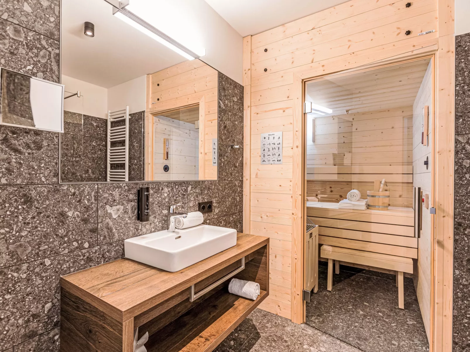 Mit 2 Schlafzimmern und Sauna-Inside