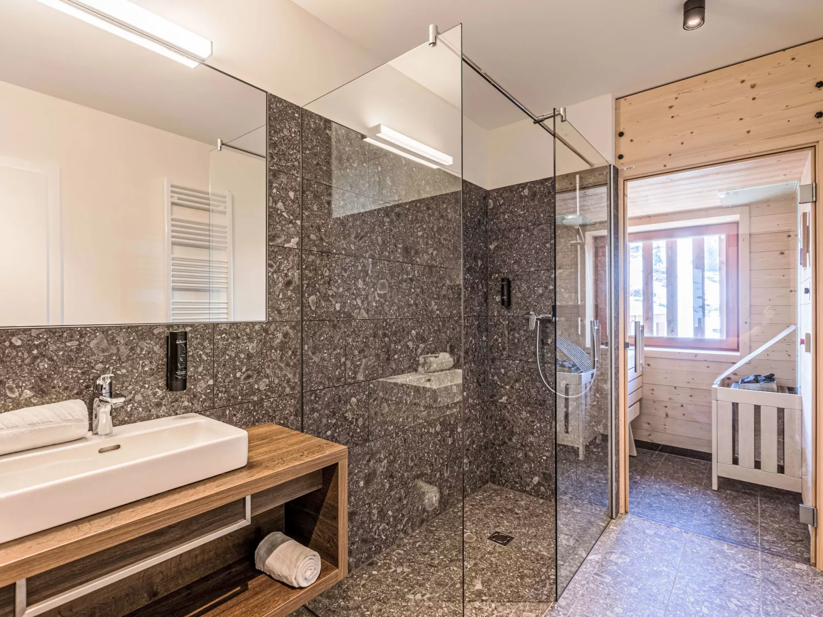 Mit 2 Schlafzimmern und Sauna-Inside
