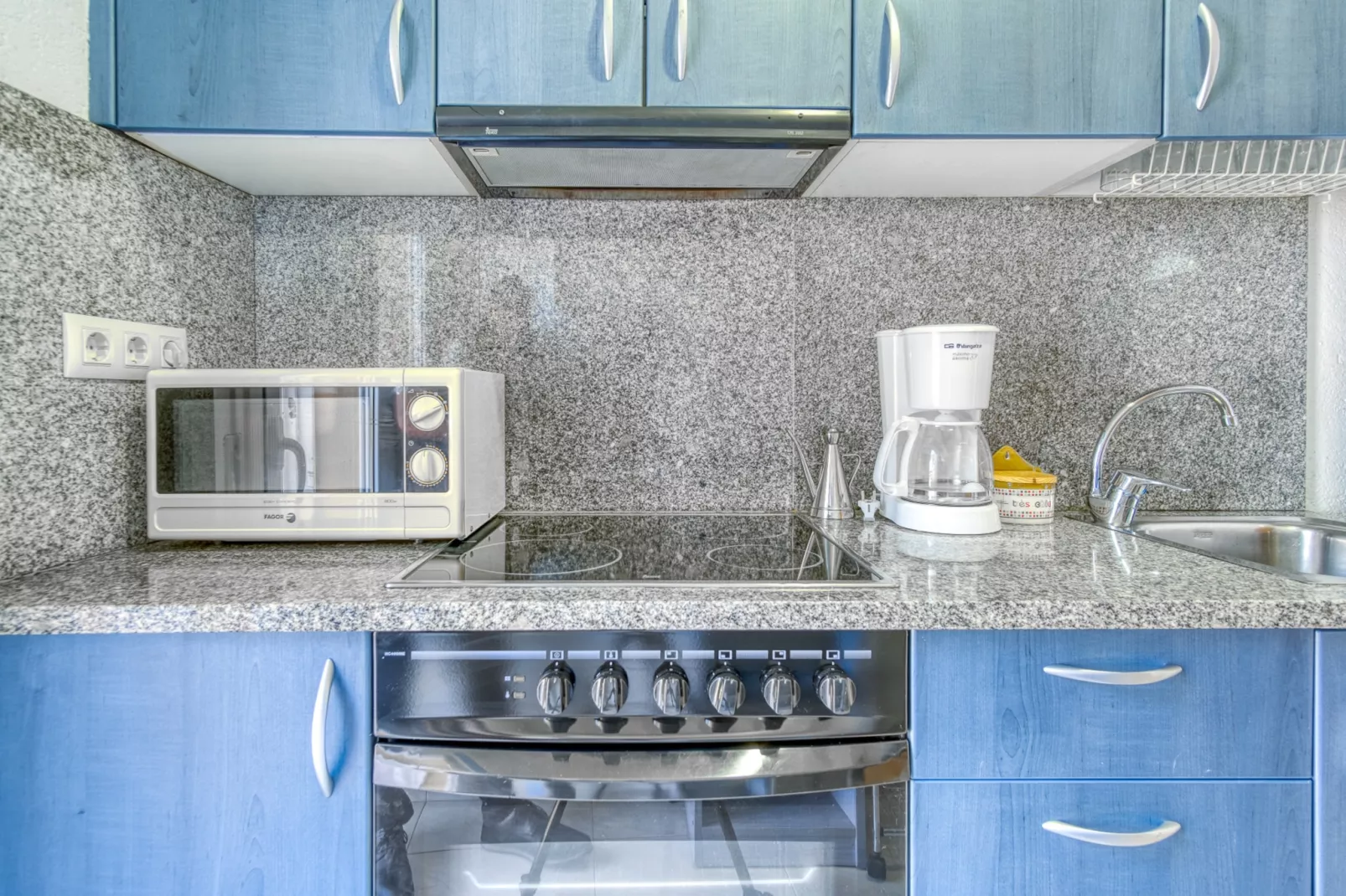 CANT ELS OCELLS 15 Roses-Kitchen