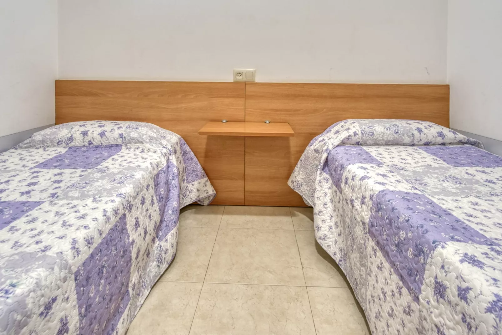 CANT ELS OCELLS 15 Roses-Bedroom