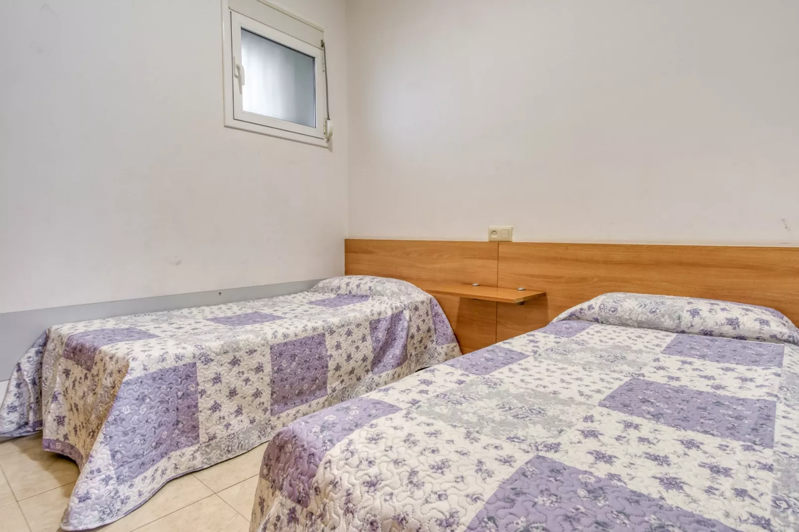 CANT ELS OCELLS 15 Roses-Bedroom