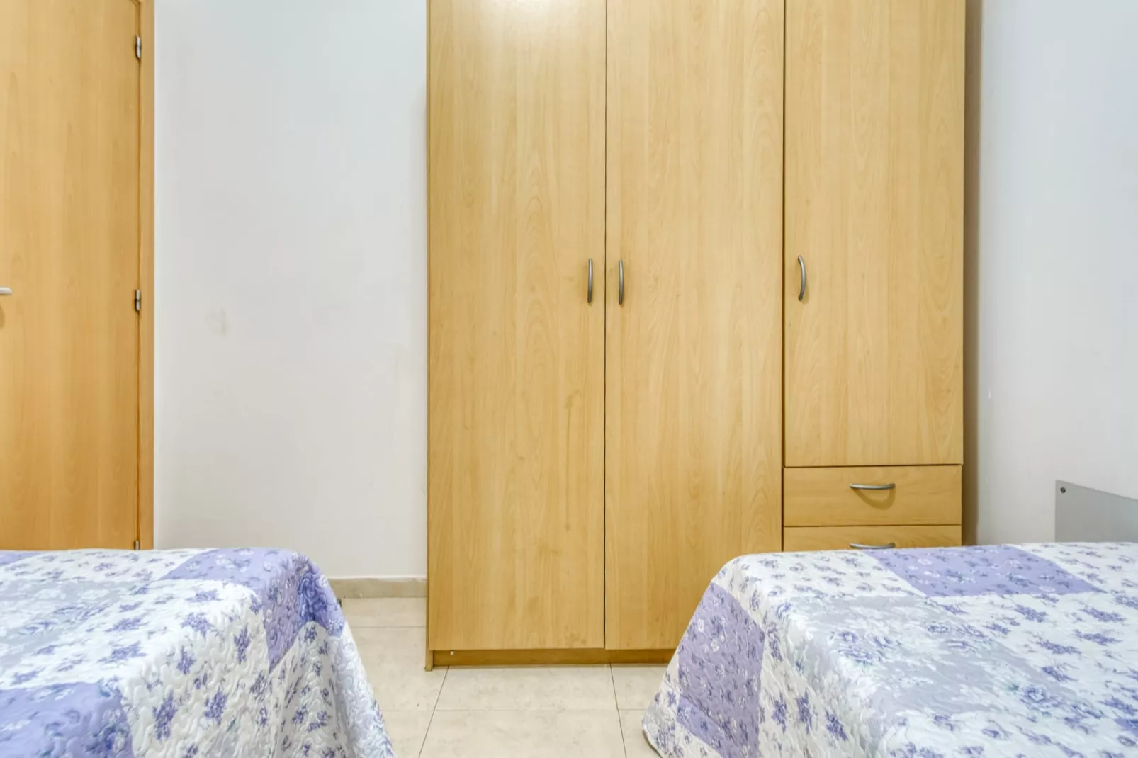 CANT ELS OCELLS 15 Roses-Bedroom