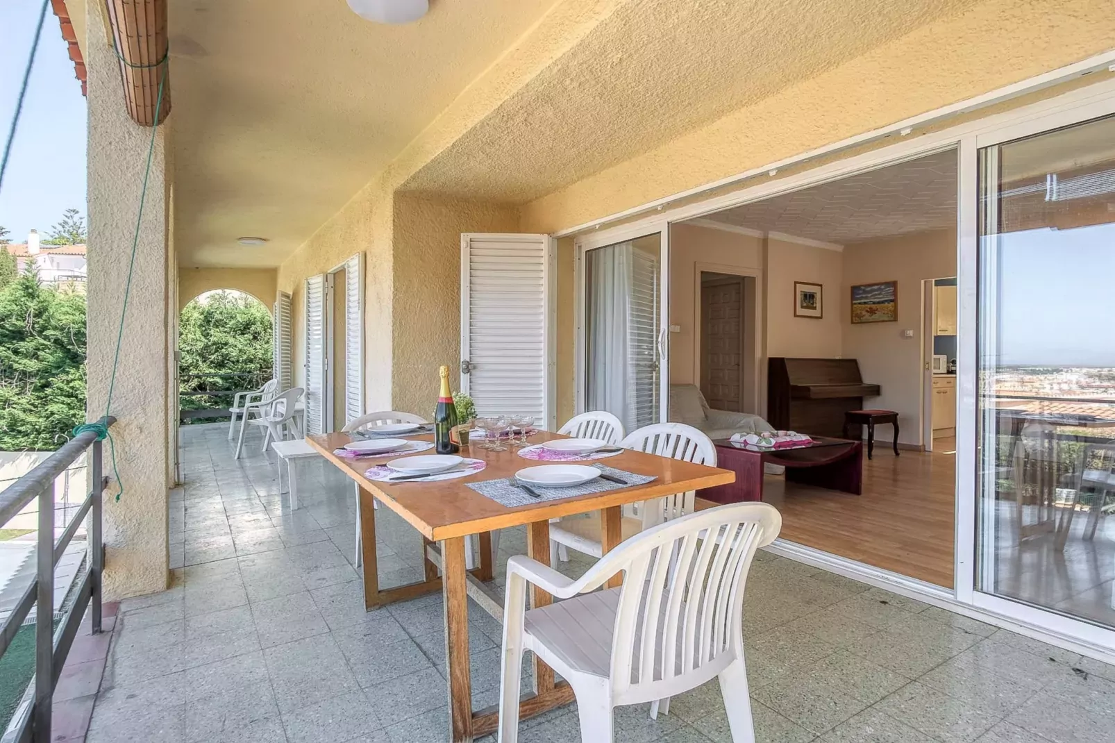 Villa Mirón Vintage 13 Roses-Terrassenbalkon
