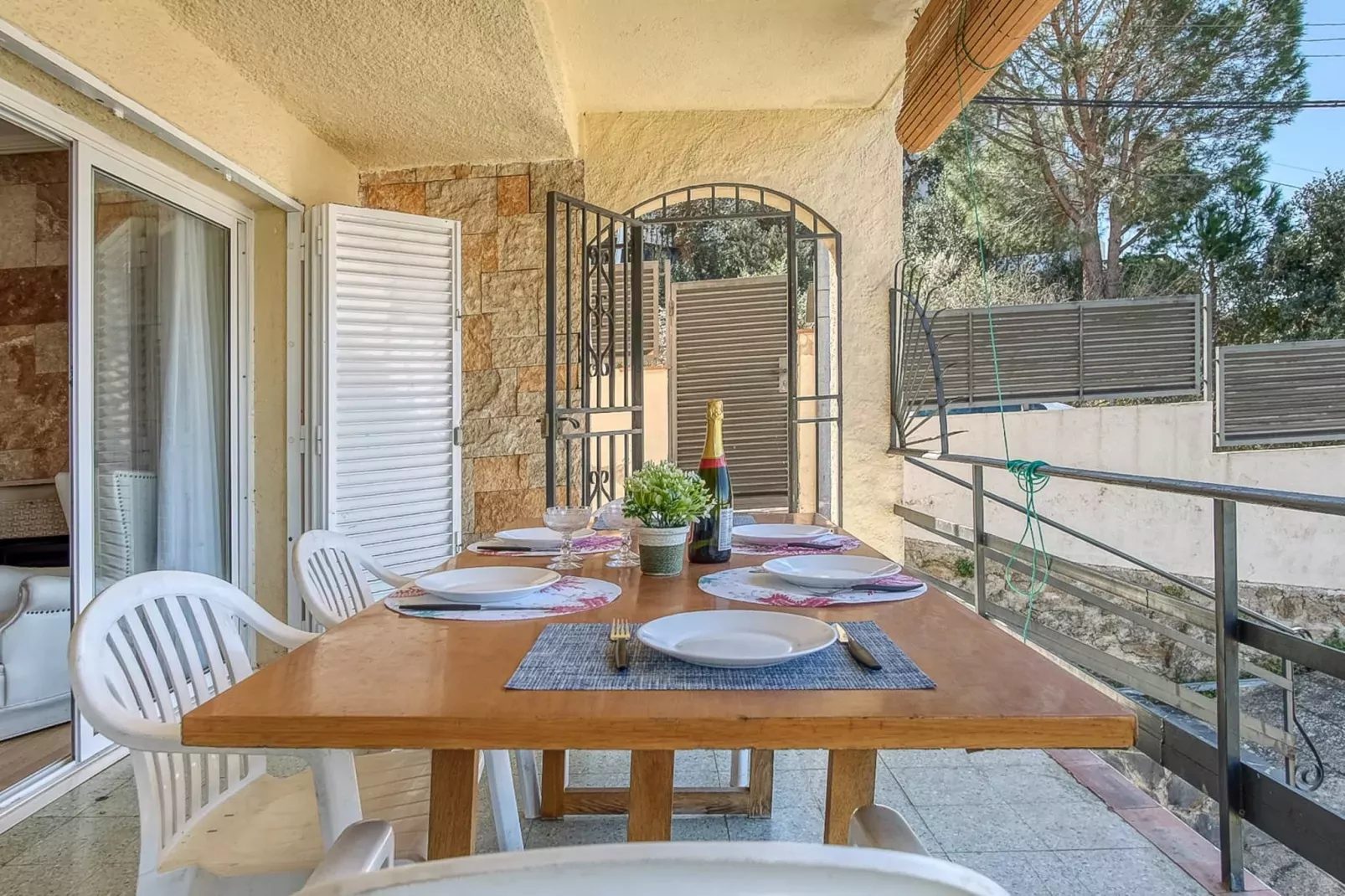 Villa Mirón Vintage 13 Roses-Terrassenbalkon