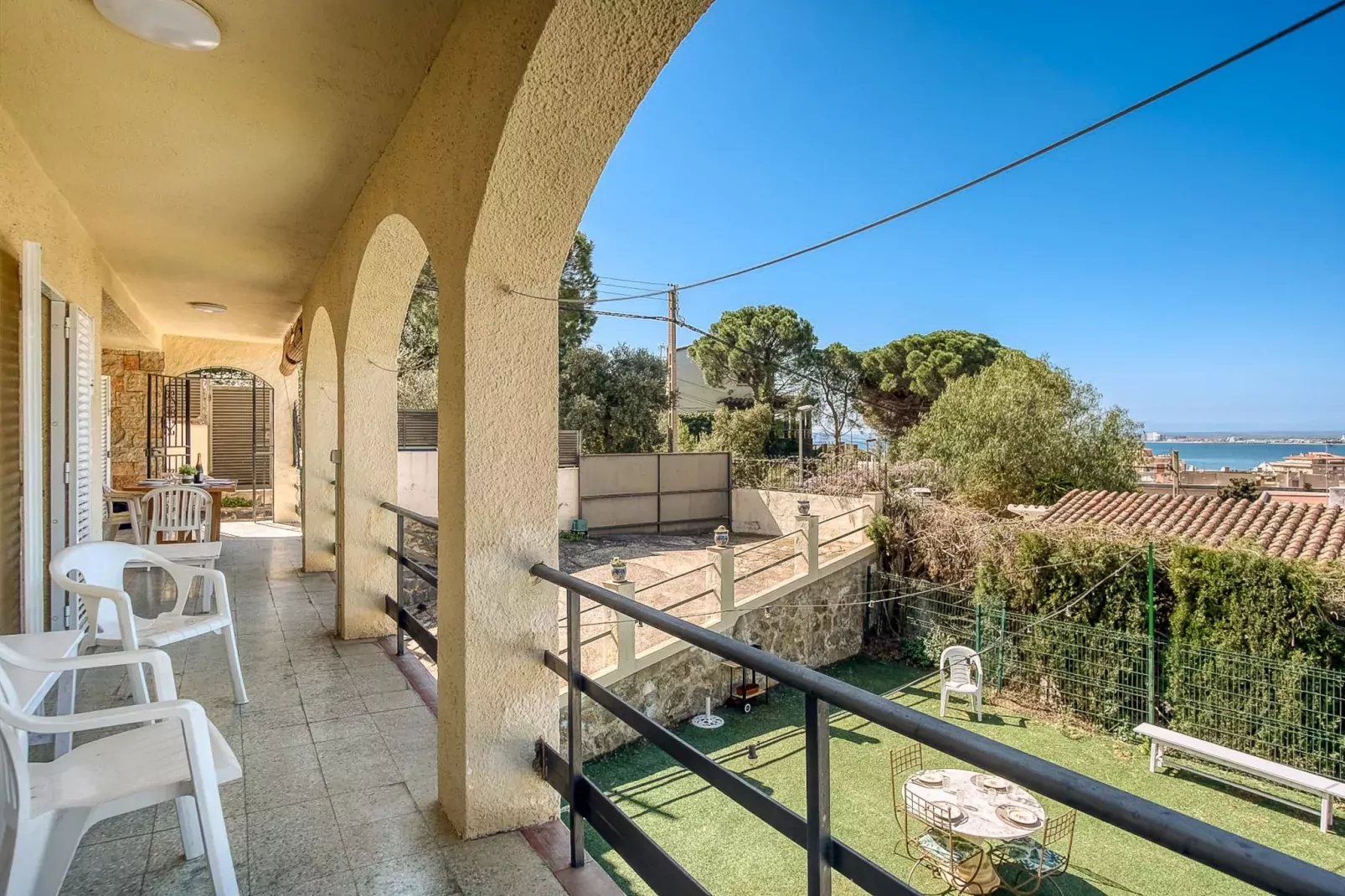 Villa Mirón Vintage 13 Roses-Terrassenbalkon
