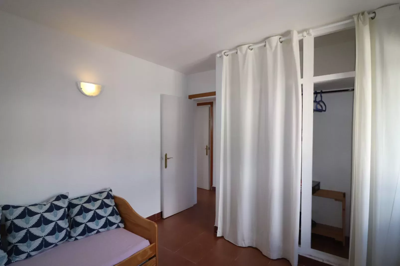 VILLA BAGES 5 Roses-Bedroom