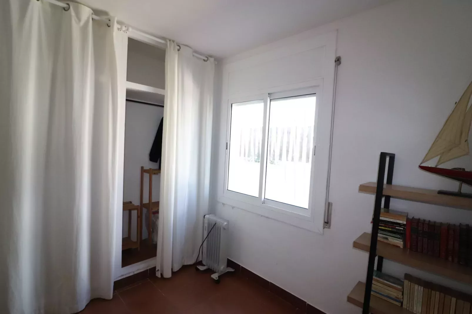 VILLA BAGES 5 Roses-Bedroom