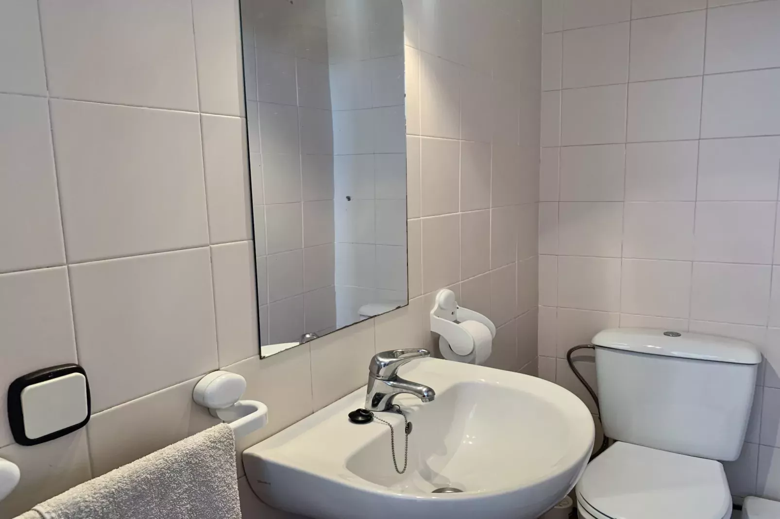 VILLA BAGES 5 Roses-Bathroom