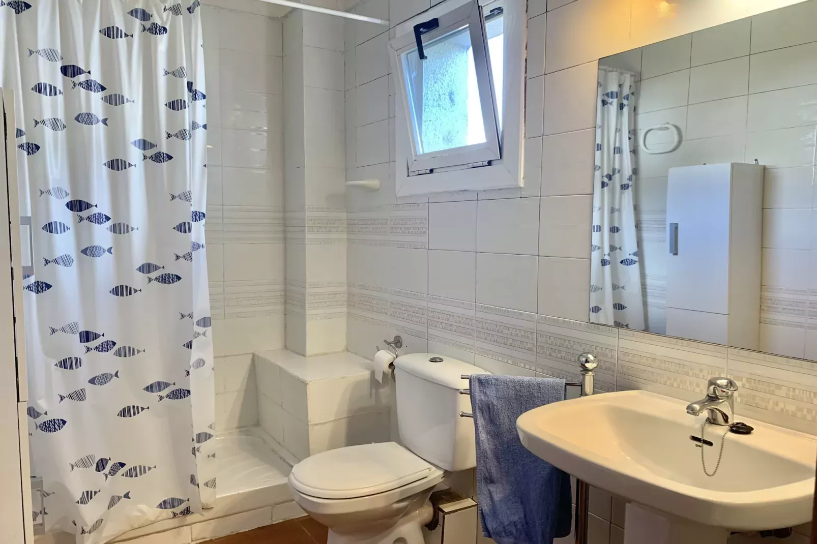 VILLA BAGES 5 Roses-Bathroom