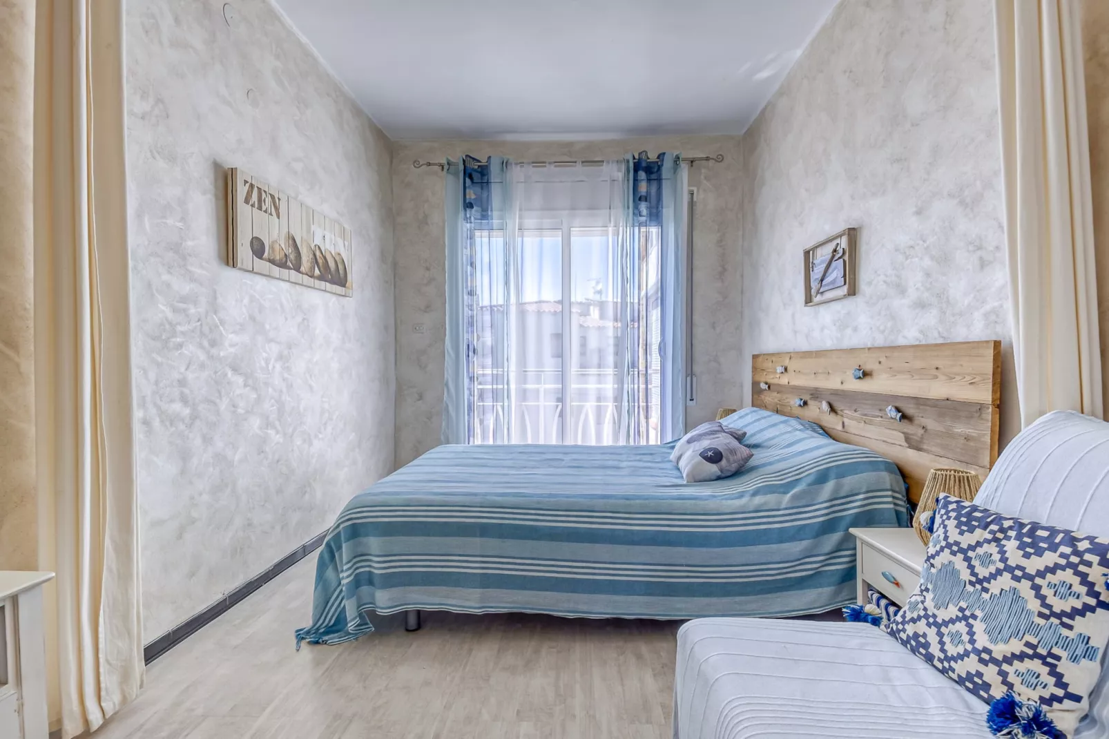 LAS OLAS 1C Roses-Schlafzimmer