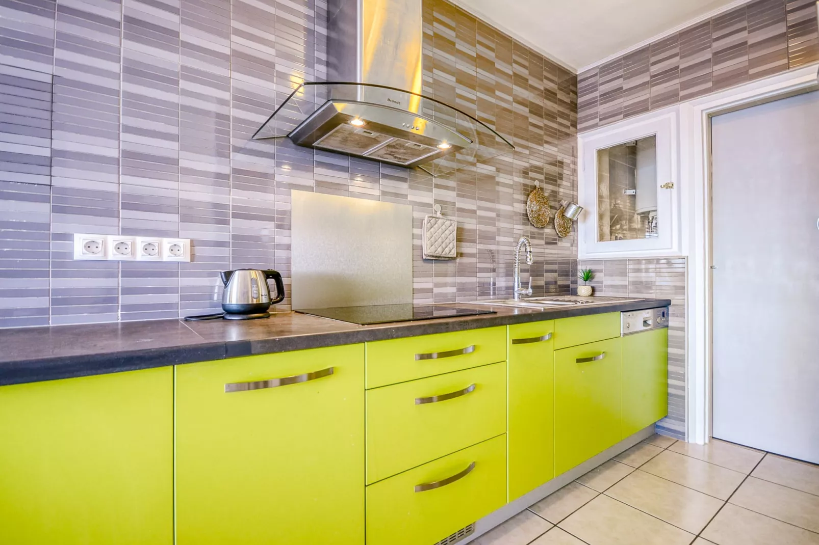 BELLEZZA 2b Canyelles Roses-Kitchen