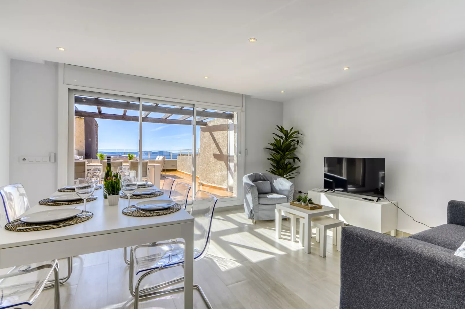 DALLAS ATIC-Dining room