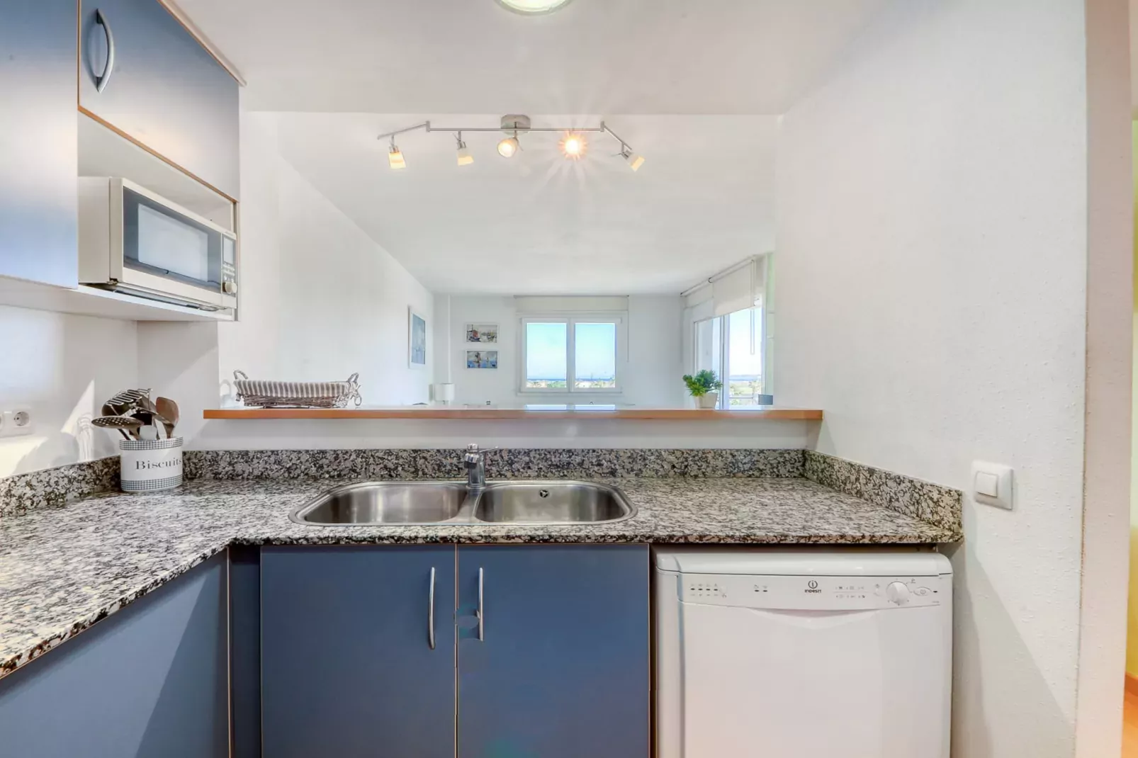ROYAL MARINE 2 314 Roses-Kitchen