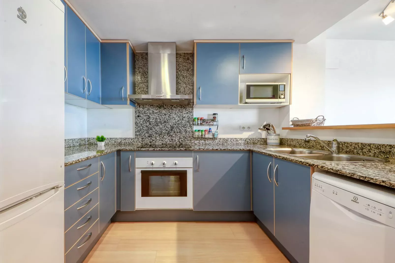 ROYAL MARINE 2 314 Roses-Kitchen