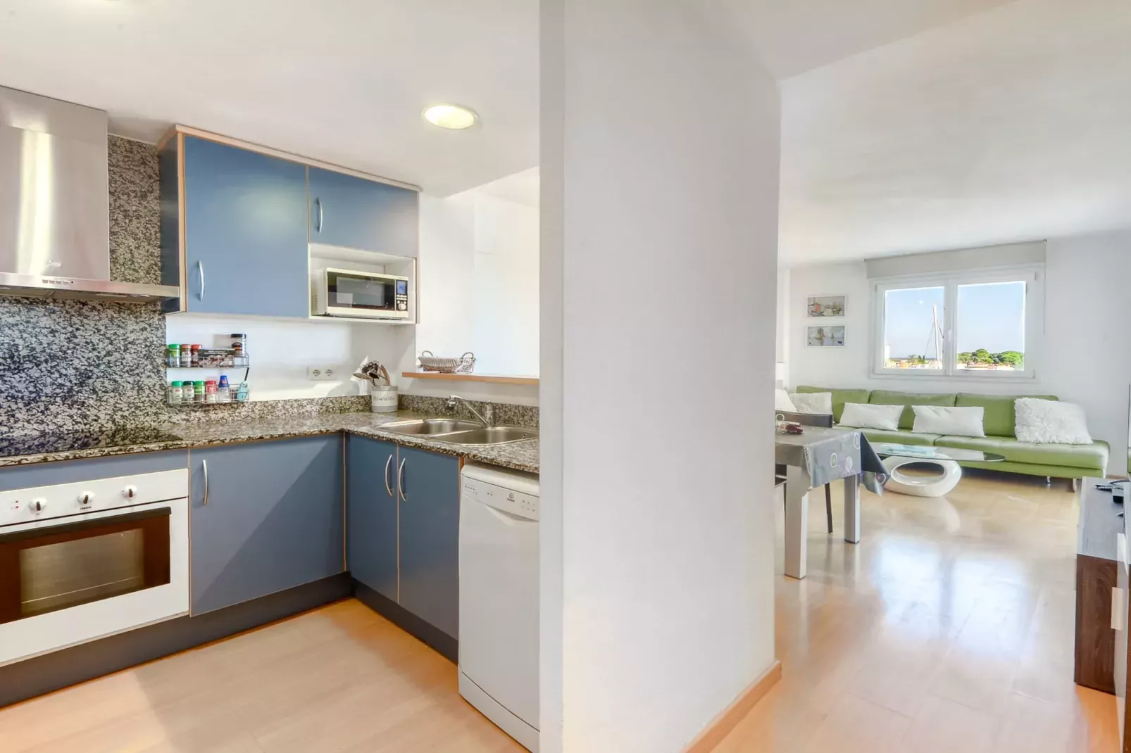 ROYAL MARINE 2 314 Roses-Kitchen