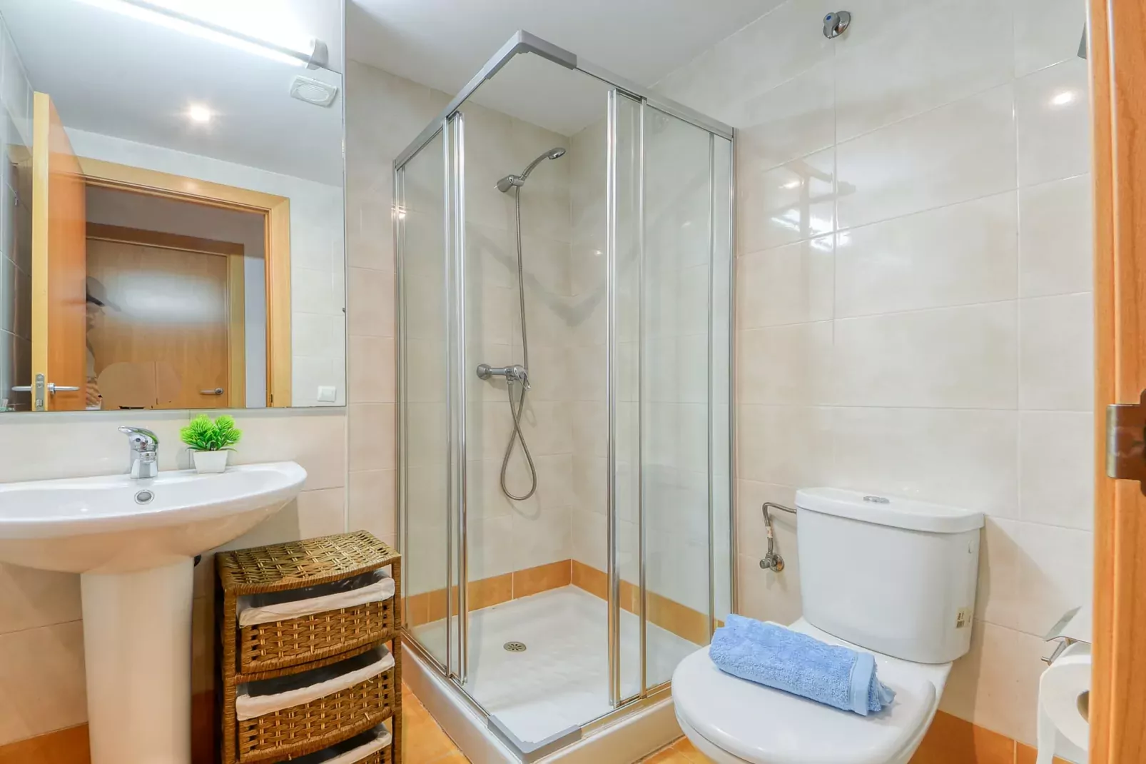 ROYAL MARINE 2 314 Roses-Bathroom