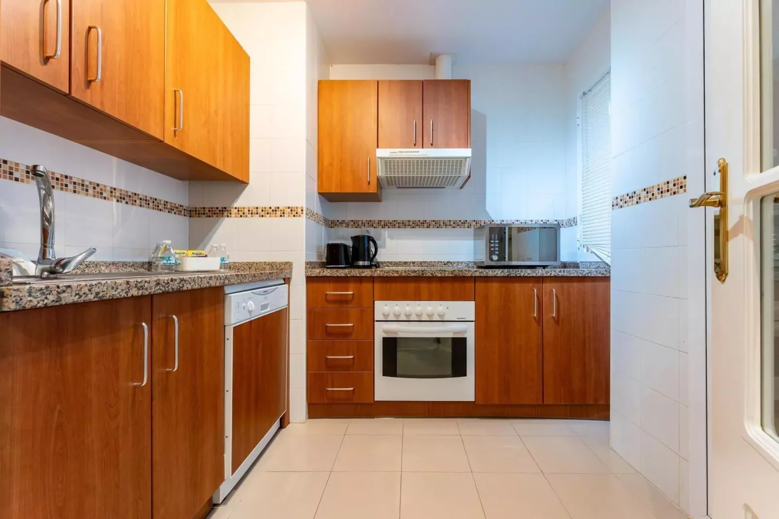 CT 317 - Faro's Playa Marina Apartment-Kitchen