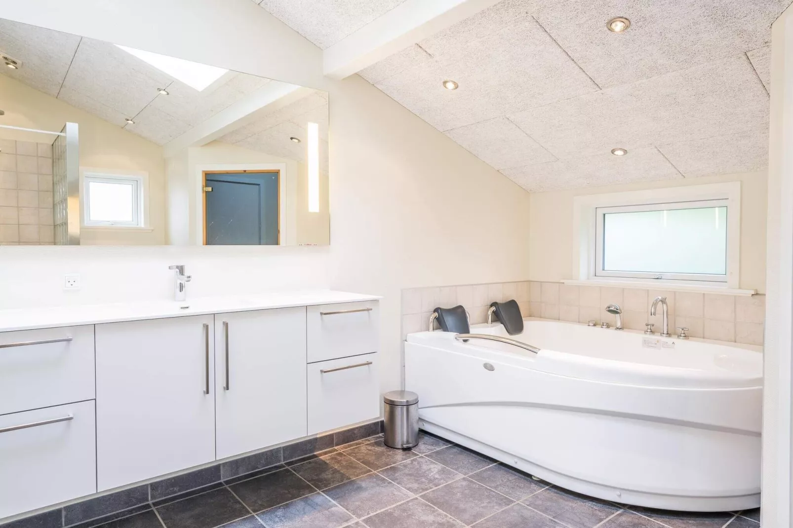 8 person holiday home in Oksbøl-By Traum-Spa