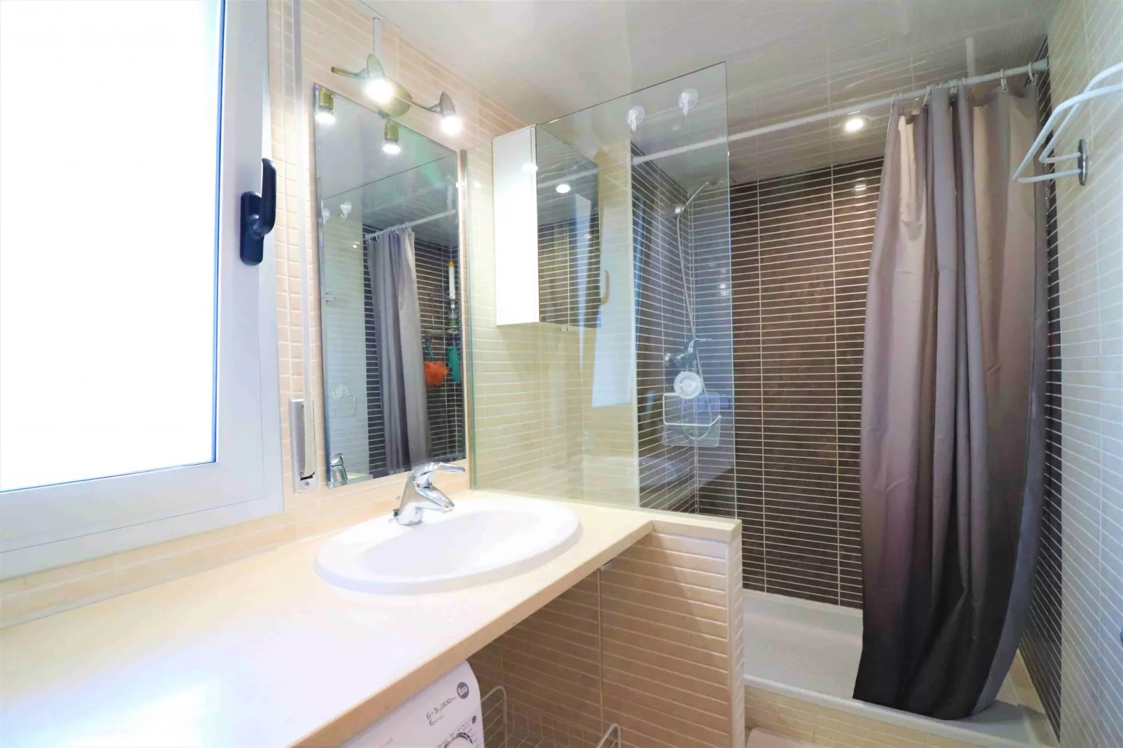 MARINES MESTRAL  2 5 Roses-Bathroom