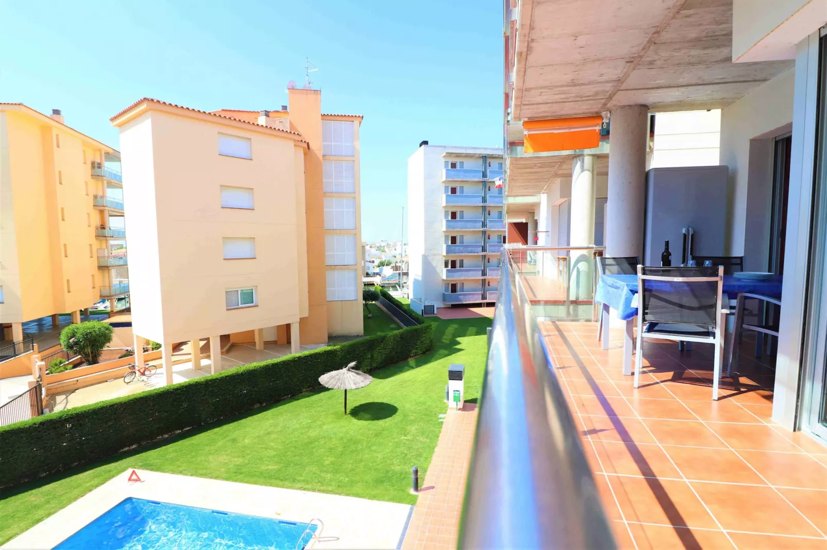 MARINES MESTRAL  2 5 Roses-Terrace balcony
