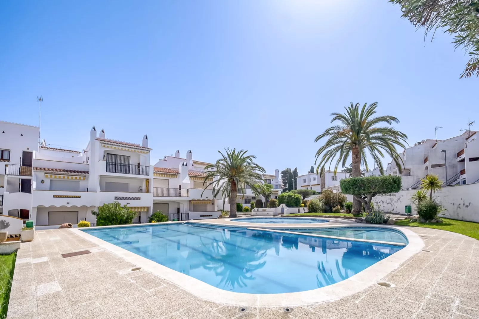 JARDINS I 22 Roses-Schwimmbad