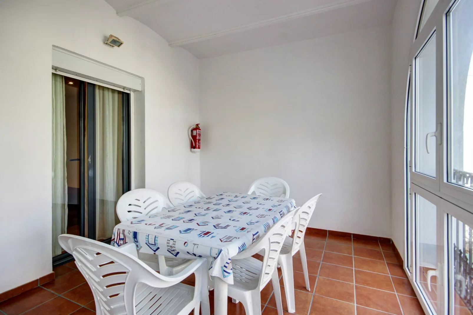 PC. MIGJORN 2 2  Roses-Dining room