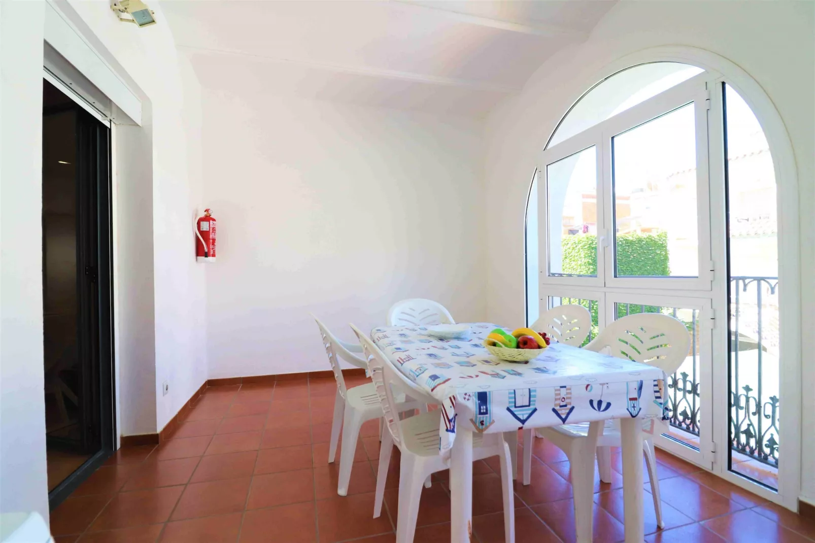 PC. MIGJORN 2 2  Roses-Dining room