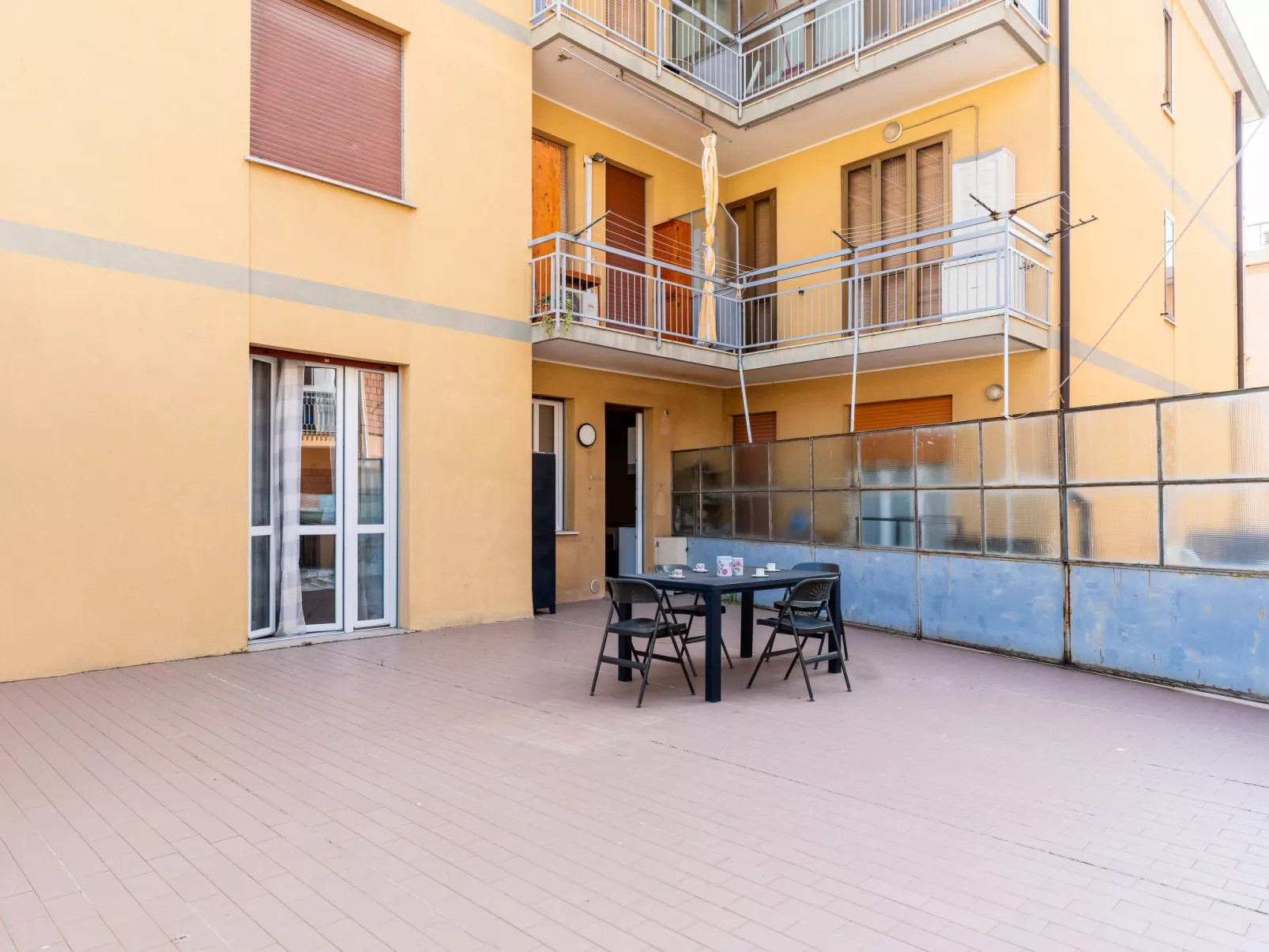 Maurizio's Place-Outside