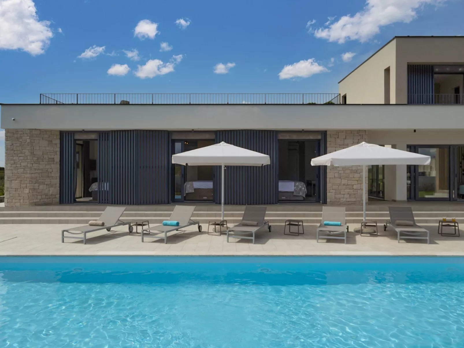 La Perla-Outside