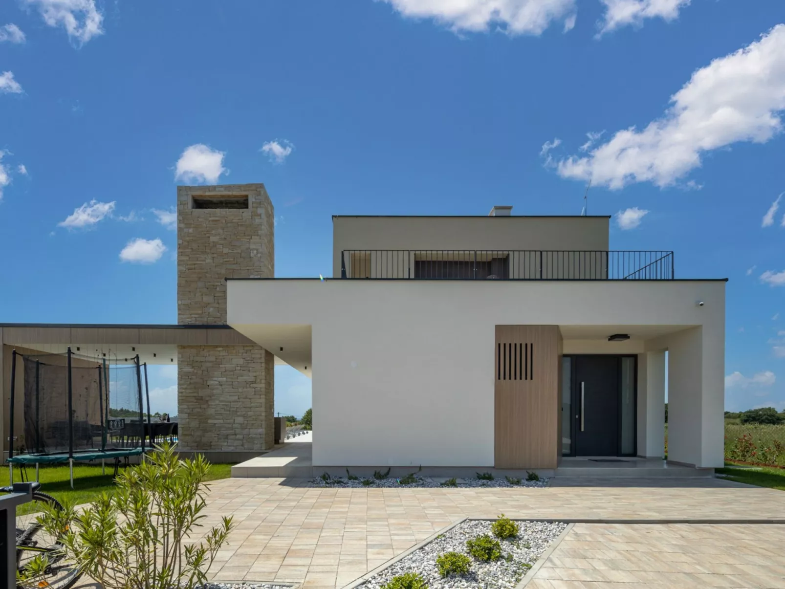 La Perla-Outside