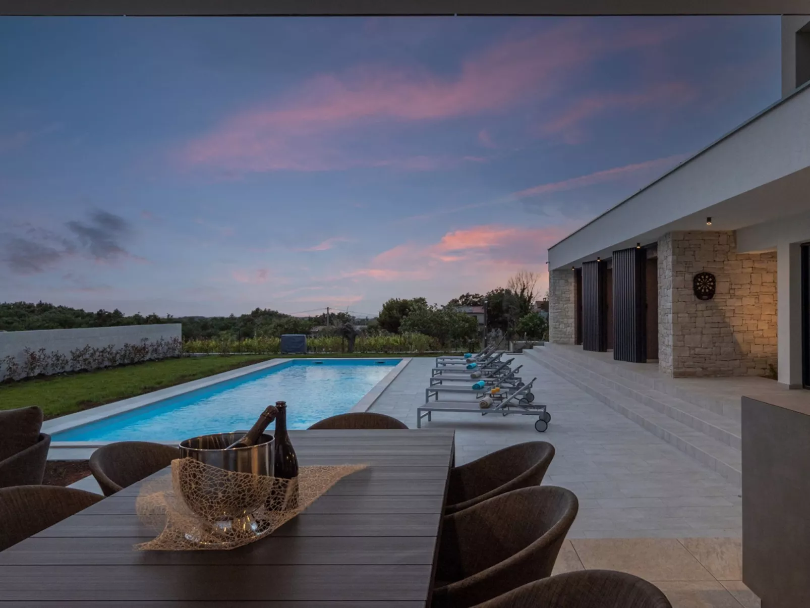 La Perla-Outside