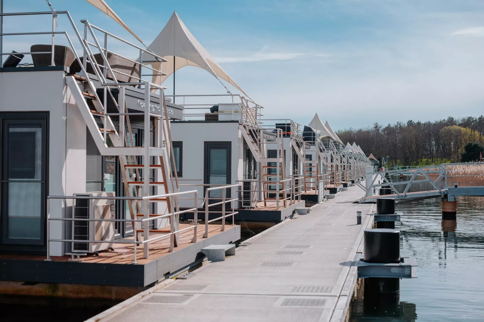 Hausboot am Gräbendorfer See-Außenbereich Sommer