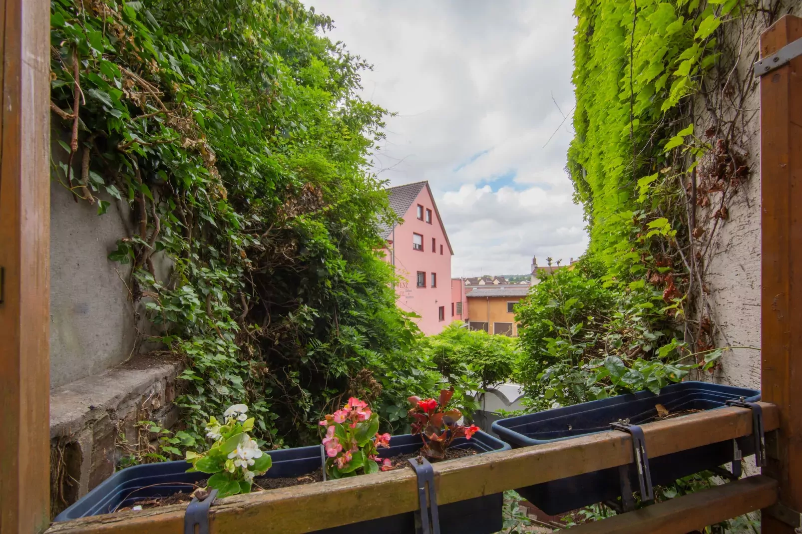 Maisonette im Taunus mit mediterrane Terrasse-Aussicht Sommer