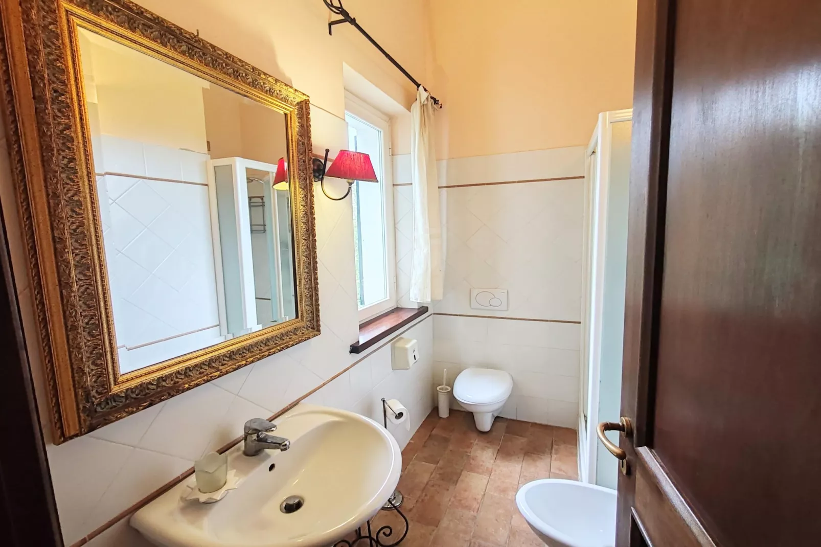 Trebbiano Spoletino-Bathroom