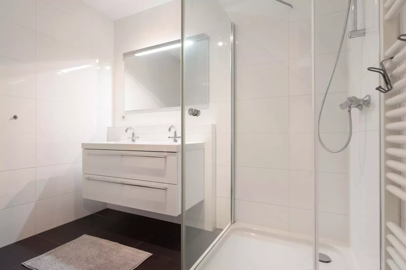 Scheveningen Harbour 28C-Bathroom