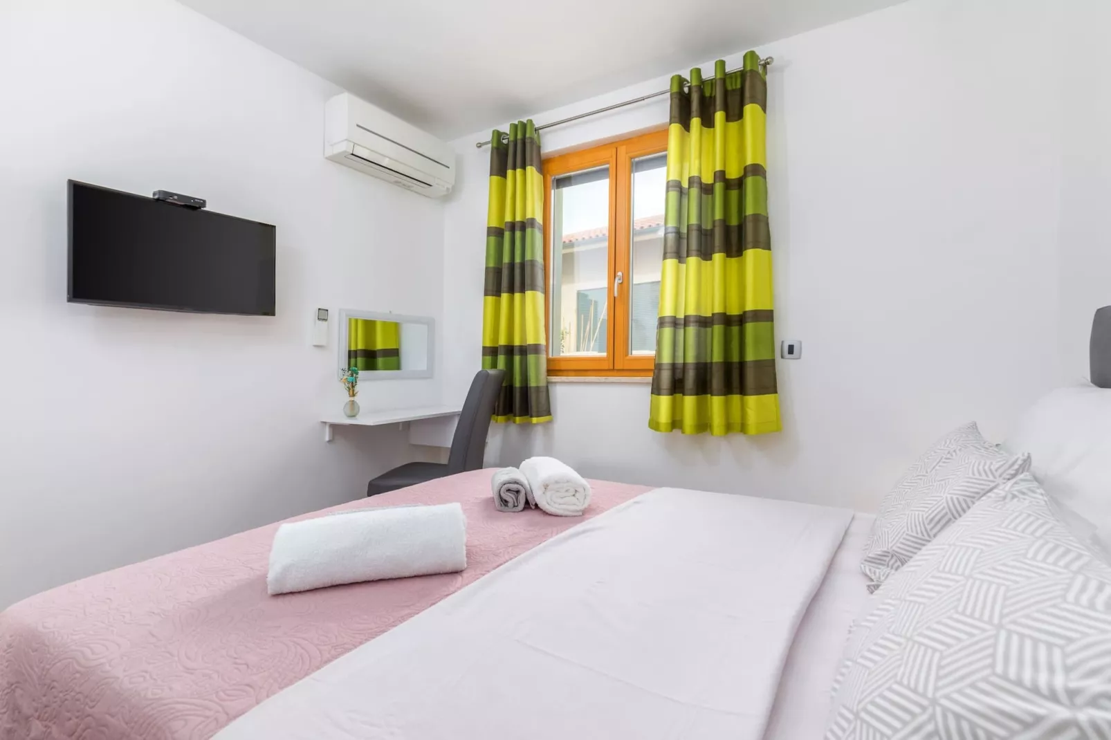 Villa Gigetto with Private Pool and Big Garden-Schlafzimmer