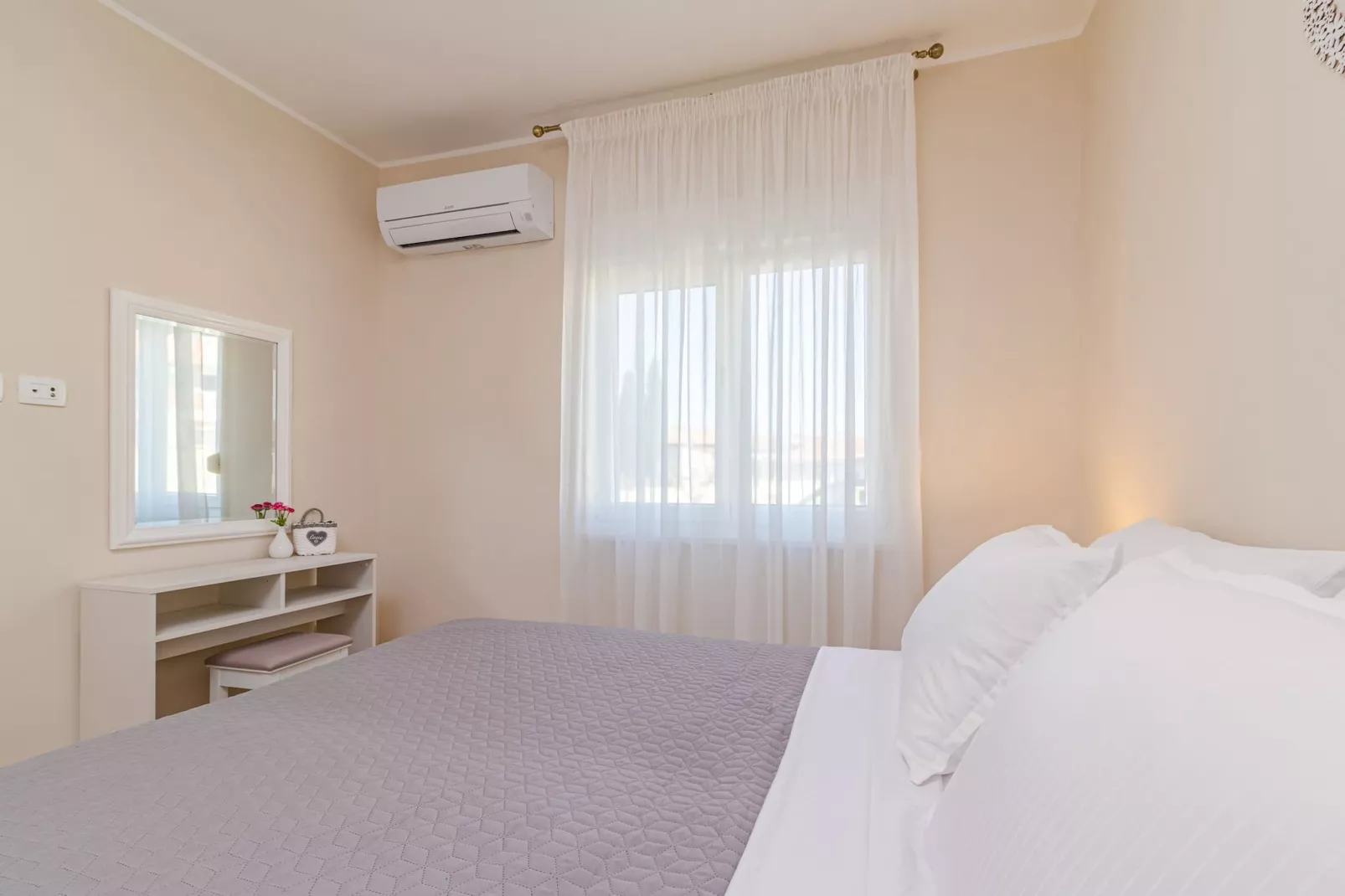Salvia - Modern, Elegant Apartment (Rosemary)-Bedroom