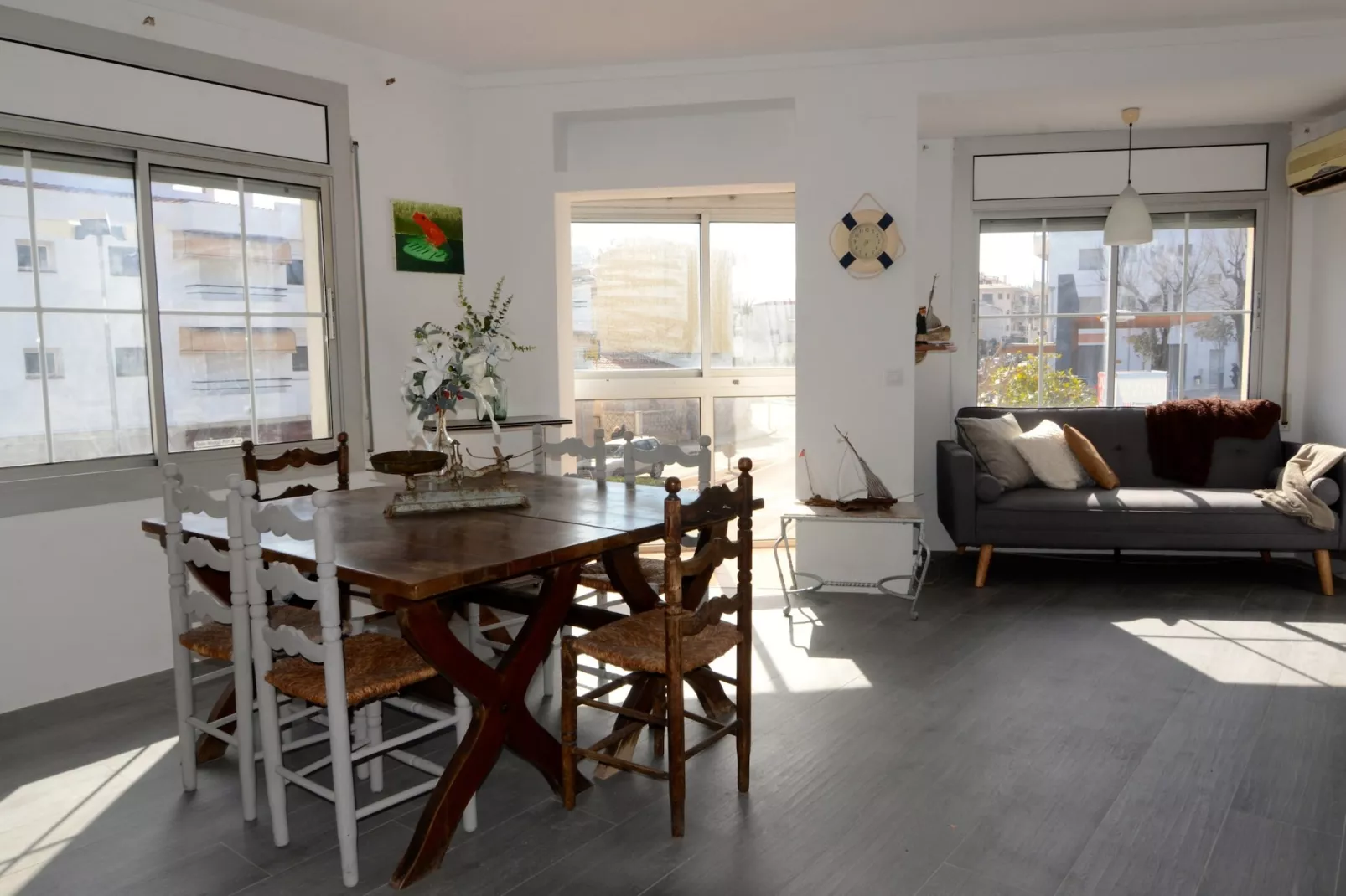 LES ESCOLES-Dining room