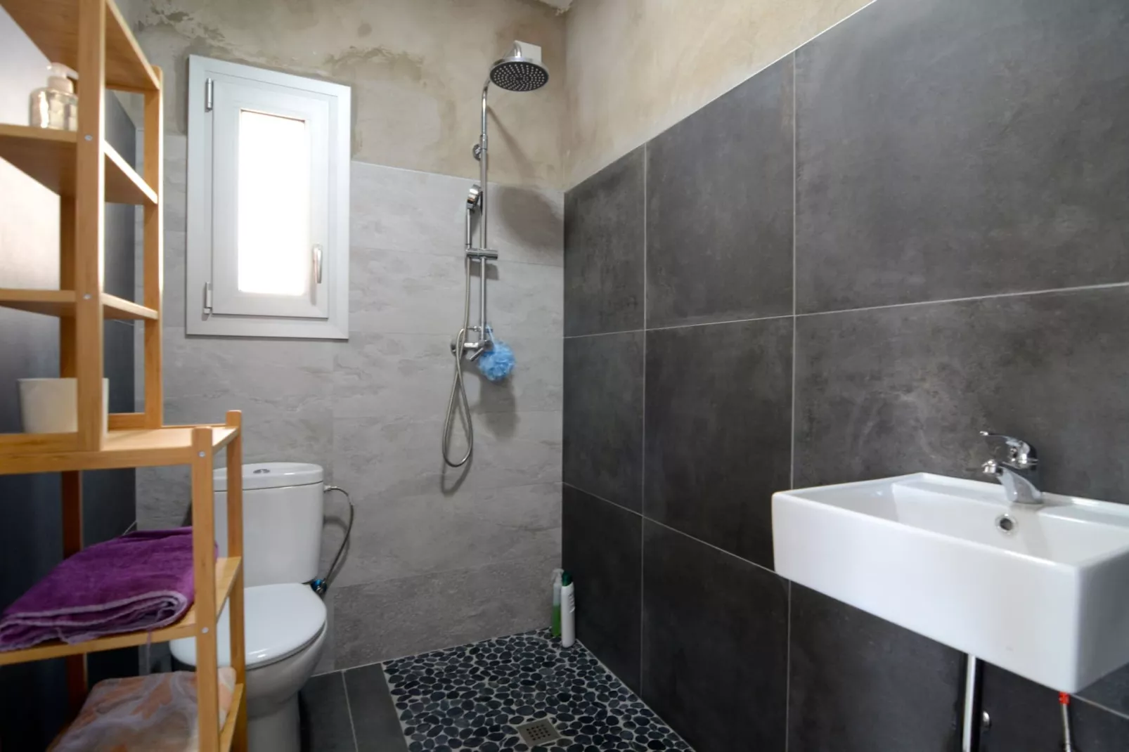 LES ESCOLES-Bathroom