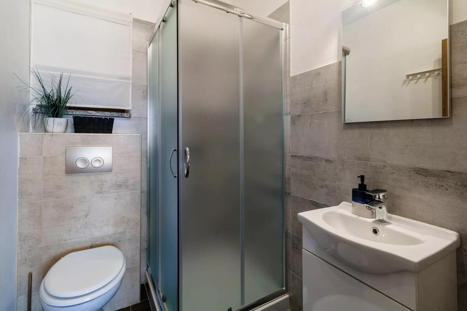 Holiday House Ulika with Private Pool-Bathroom