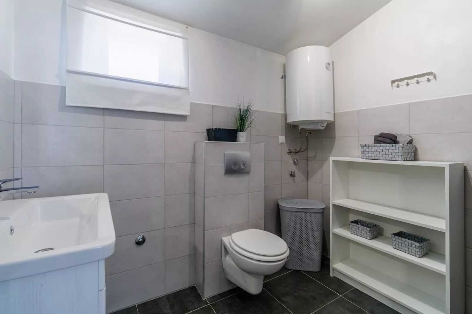 Holiday House Ulika with Private Pool-Bathroom