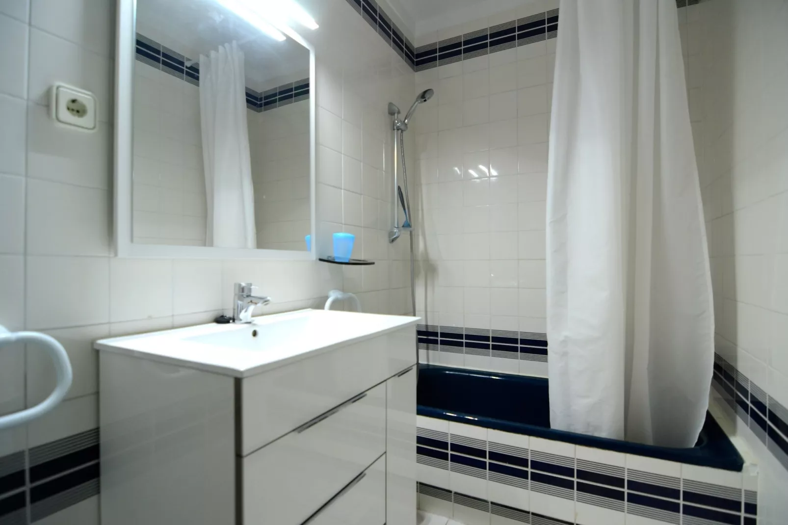 APARTMENT PASSEIG DEL MAR 22-Bathroom
