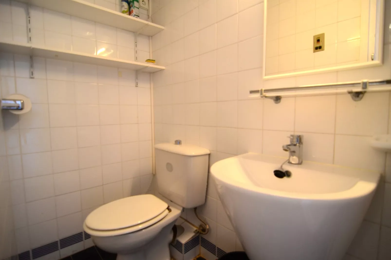 APARTMENT PASSEIG DEL MAR 22-Bathroom