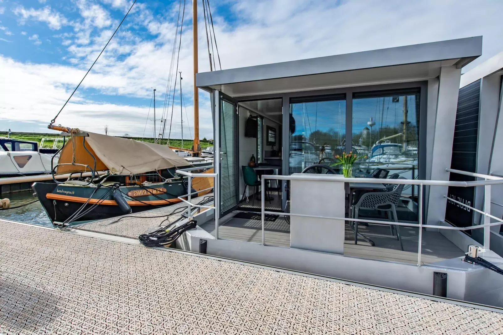 Waterlodge Blue Island-Exterior summer