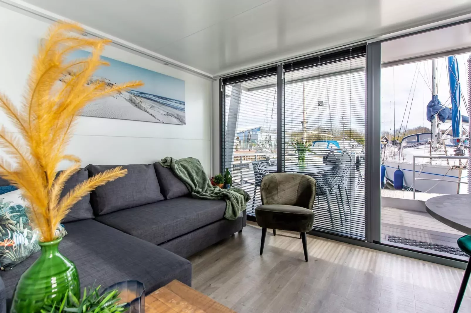 Waterlodge Blue Island-Living room