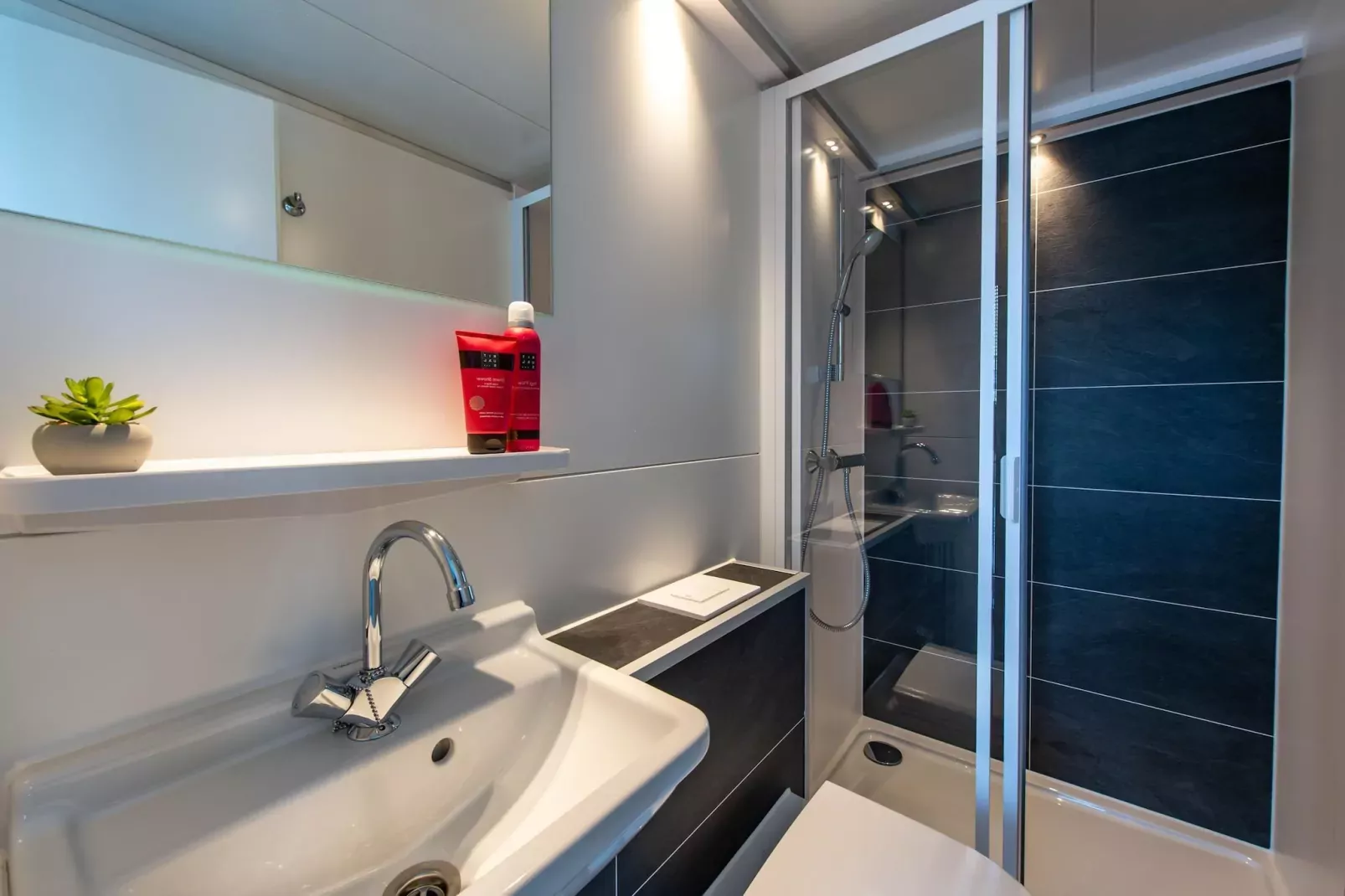 Waterlodge Blue Island-Bathroom
