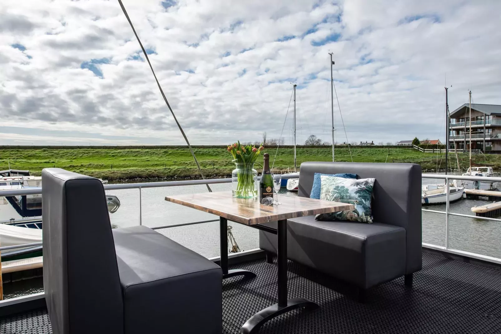 Waterlodge Blue Island-Terrace balcony