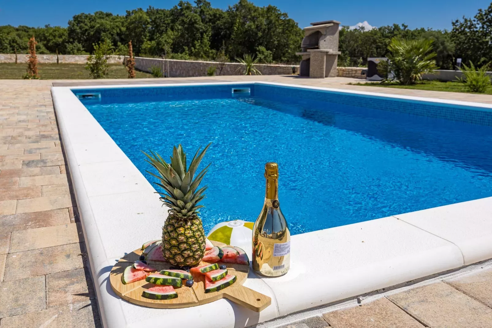 Enchanting Villa Bianca North with Pool and Jacuzz-Pool
