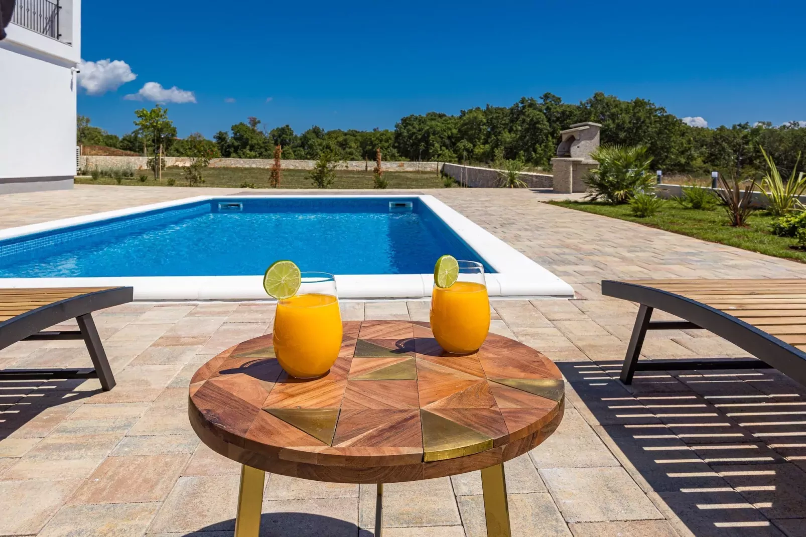 Enchanting Villa Bianca North with Pool and Jacuzz-Pool